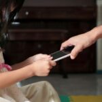 “Mio figlio sta sempre al cellulare”: consigli e prevenzione